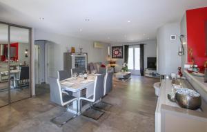 Una cocina o kitchenette en Gorgeous Home In St Montan