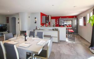 Una cocina o kitchenette en Gorgeous Home In St Montan