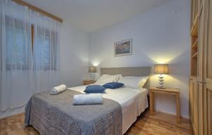 une chambre avec un lit avec des oreillers bleus dessus dans l'établissement Waterfront Villa Dora by Villas Guide, à Prižba 36 autres photos