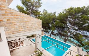 un balcon avec vue sur une piscine dans l'établissement Waterfront Villa Dora by Villas Guide, à Prižba