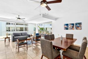 ヌエボ・バジャルタにあるNitta Condo 303のダイニングテーブルと椅子のあるリビングルーム