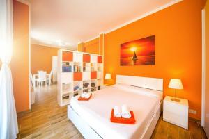 Una cama o camas en una habitación de Attic Apartment, Air Conditioning, Fast WiFi