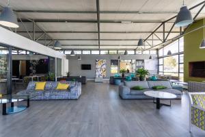 Un vestíbulo con sofás y mesas en un edificio. en The Sandown 178 by CTHA, en Parklands