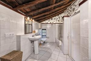 ein Badezimmer mit Waschbecken und Toilette in der Unterkunft Finca El Ingeniero by Huskalia in San Pedro + 41 Fotos