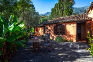 eine Terrasse mit Tisch und Stühlen vor einem Haus in der Unterkunft Finca El Ingeniero by Huskalia in San Pedro