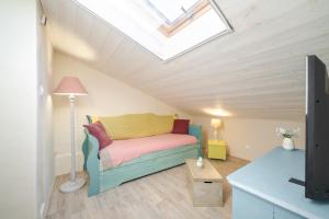 a living room with a couch and a skylight at Le Baiser du Soleil - Piscine Privée in Mirabel-aux-Baronnies