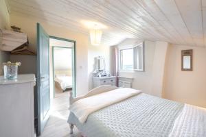a bedroom with a white bed and a mirror at Le Baiser du Soleil - Piscine Privée in Mirabel-aux-Baronnies +13 photos