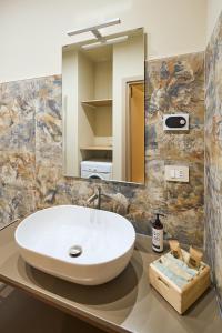 ein Badezimmer mit Waschbecken und Spiegel in der Unterkunft Antico N19 in Passirano + 16 Fotos