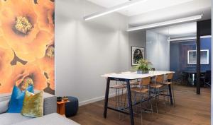 un comedor con una mesa y un mural de flores en Hyatus Luxury Residences Boston South Bay Designer Collection, en Boston