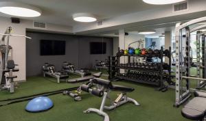 ein Fitnessstudio mit Laufbändern und Trainingsgeräten auf dem Boden in der Unterkunft Luxury Furnished Apartments by Hyatus Boston South Bay in Boston