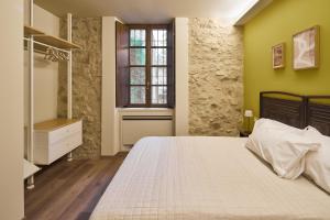 ein Schlafzimmer mit großem Bett und Fenster in der Unterkunft Antico N19 in Passirano