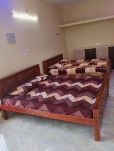 a bedroom with two beds in a room at Jayanthi home stay in Tiruvannāmalai