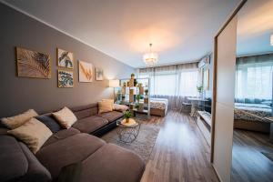 una sala de estar con un sofá y una mesa en Flex SelfCheckIns 192 - Zagreb - Studio Apartment - New, en Zagreb