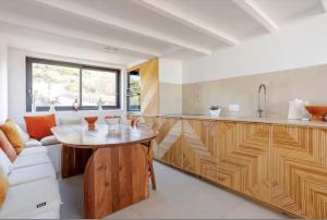 een keuken en woonkamer met een tafel en een bank bij Villa aux Goudes in Les Goudes +23 foto's