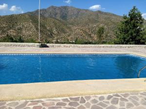 a swimming pool with a mountain in the background at Killapura in Los Andes