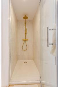 een badkamer met een douche met een glazen deur bij Villa aux Goudes in Les Goudes