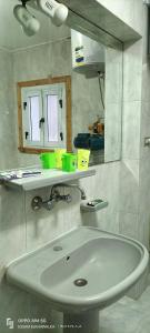 ein Badezimmer mit Waschbecken und Spiegel in der Unterkunft Alexandria Egypt in Alexandria + 63 Fotos