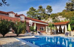 ein Swimmingpool vor einem Haus in der Unterkunft Holiday home Ostojic by Villas Guide in Peračko Blato