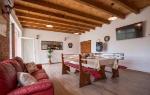 ein Wohnzimmer mit Tisch und Couch in der Unterkunft Holiday home Ostojic by Villas Guide in Peračko Blato