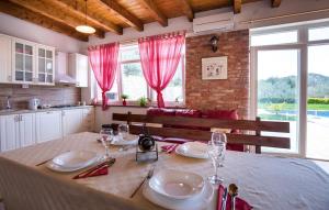 ein Esstisch mit Tellern und Weingläsern in der Unterkunft Holiday home Ostojic by Villas Guide in Peračko Blato