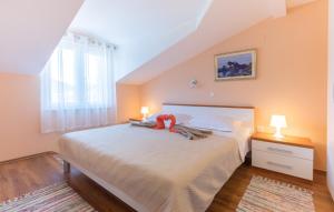 ein Schlafzimmer mit einem Bett mit einem roten Stofftier drauf in der Unterkunft Holiday home Ostojic by Villas Guide in Peračko Blato + 31 Fotos