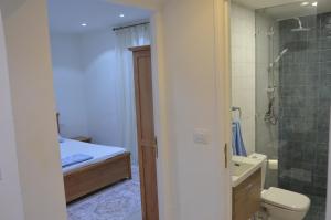 Ένα μπάνιο στο Lella Baya Apartment