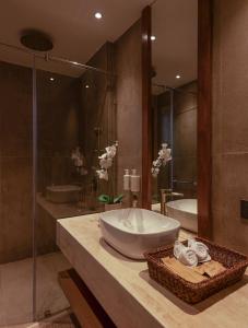 łazienka z dużą umywalką i wanną w obiekcie Anemos Boutique Living and Spa w mieście Morjim