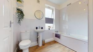 Ένα μπάνιο στο 2-Bed Home at City Centre Access with Free Parking +16 φωτογραφίες