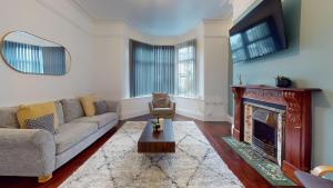 Μια τηλεόραση ή/και κέντρο ψυχαγωγίας στο 2-Bed Home at City Centre Access with Free Parking