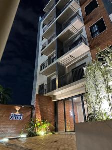 Tòa nhà nơi căn hộ tọa lạc