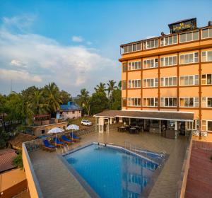 Luftaufnahme eines Hotels mit Swimmingpool in der Unterkunft NAZRI THE VERDA HOTEL, Arambol in Arambol