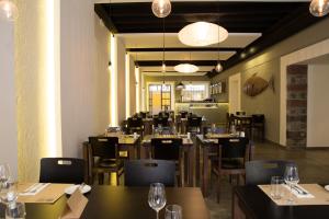 Um restaurante ou outro lugar para comer em Santa Maria Hostel