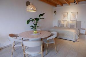 - une chambre avec une table, un lit, une table et des chaises dans l'établissement Aparthotel Casa Vasco - by Willms & Schömer eG, à Euskirchen 12 autres photos