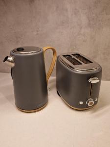 una tostadora y una tostadora en un mostrador en Apartmány KOUTY 23, en Kouty