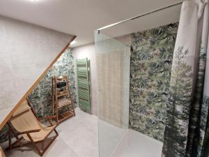 Habitación con escalera y pared cubierta de papel pintado. en Apartmány KOUTY 23, en Kouty 55 fotos más