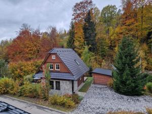 una vista aérea de una casa en el bosque en Apartmány KOUTY 23, en Kouty