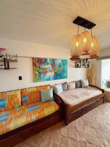 a living room with a couch and a chandelier at Fran Tucacas playa in Tucacas +36 photos