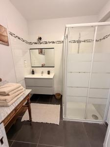 un baño con ducha y lavabo en Villa du Siéck bord de mer piscine 14 P, en Santec 48 fotos más