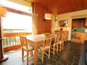 ein Esszimmer mit einem Holztisch und Stühlen in der Unterkunft Chalet 5 ch, 11 pers, terrasse sud, Les Carroz - FR-1-572-115 in Arâches-la-Frasse