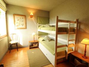 ein Zimmer mit zwei Etagenbetten und einer Lampe in der Unterkunft Chalet 5 ch, 11 pers, terrasse sud, Les Carroz - FR-1-572-115 in Arâches-la-Frasse