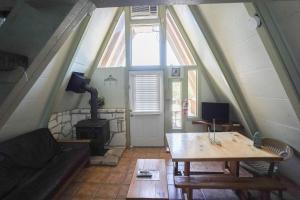 - un salon avec une table et un poêle à bois dans l'établissement Cypress Villa #3, à Concan