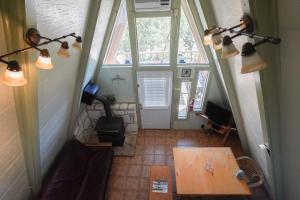 - une vue de tête sur une chambre avec une table et des lumières dans l'établissement Cypress Villa #3, à Concan 1 autre photo