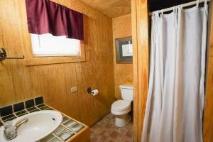 コンカンにあるCypress Villa #4の白い洗面台とトイレのあるバスルーム