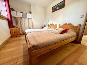 ein Schlafzimmer mit zwei Betten in einem Zimmer in der Unterkunft Appartement 3 pièces avec garage, terrasse, proche pistes et commerces à Arâches-la-Frasse - FR-1-572-250 in Arâches-la-Frasse