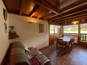 un salon avec une table et un canapé dans l'établissement Appartement 4 pers. avec parking, proche pistes, animaux acceptés - FR-1-733-47, à Crest-Voland