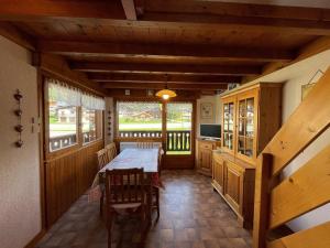 une salle à manger avec une table, des chaises et une télévision dans l'établissement Appartement 4 pers. avec parking, proche pistes, animaux acceptés - FR-1-733-47, à Crest-Voland