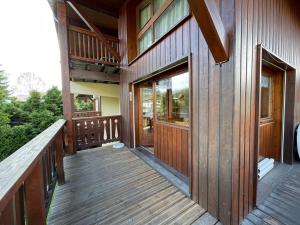 une terrasse couverte en bois d'une maison avec une terrasse en bois dans l'établissement Appartement 4 pers. avec parking, proche pistes, animaux acceptés - FR-1-733-47, à Crest-Voland 4 autres photos