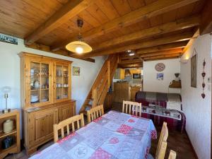 une salle à manger avec une table et une cuisine dans l'établissement Appartement 4 pers. avec parking, proche pistes, animaux acceptés - FR-1-733-47, à Crest-Voland