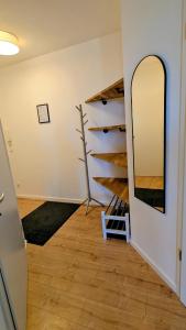 ein Raum mit einem Spiegel und einer Treppe darin in der Unterkunft CASA BENJI Dohma - geräumige FeWo - Familien - Parkplatz - Waschmaschine in Dohma + 25 Fotos