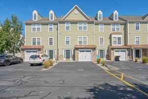 un grand bâtiment avec des voitures garées dans un parking dans l'établissement Creekside Getaway - Stay for 8, à Ocean View